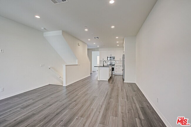 Building Photo - 681 S District Way