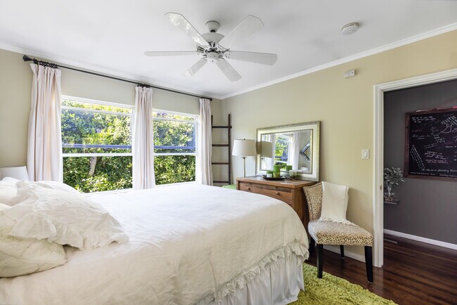 Building Photo - 842 12th St