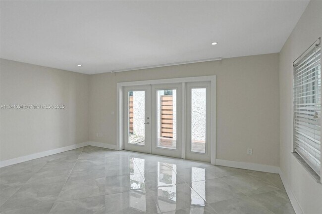 Building Photo - 7425 Silver Woods Ct