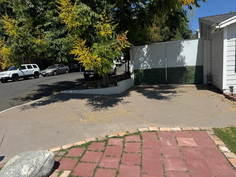 Building Photo - 1121 Calle Tulipan