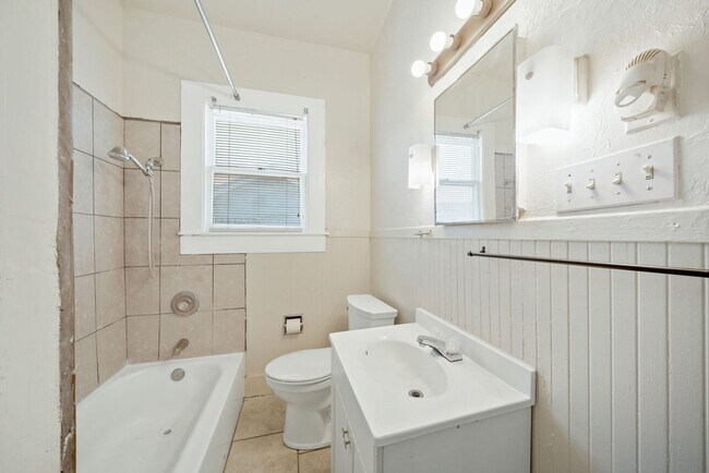 Building Photo - 2 Bedrooms and 1 Bathroom located in Denver Heights Subdivision