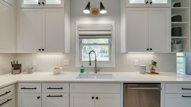 Building Photo - Modern Remodeled 4 Bedroom Rental Home in Brentwood
