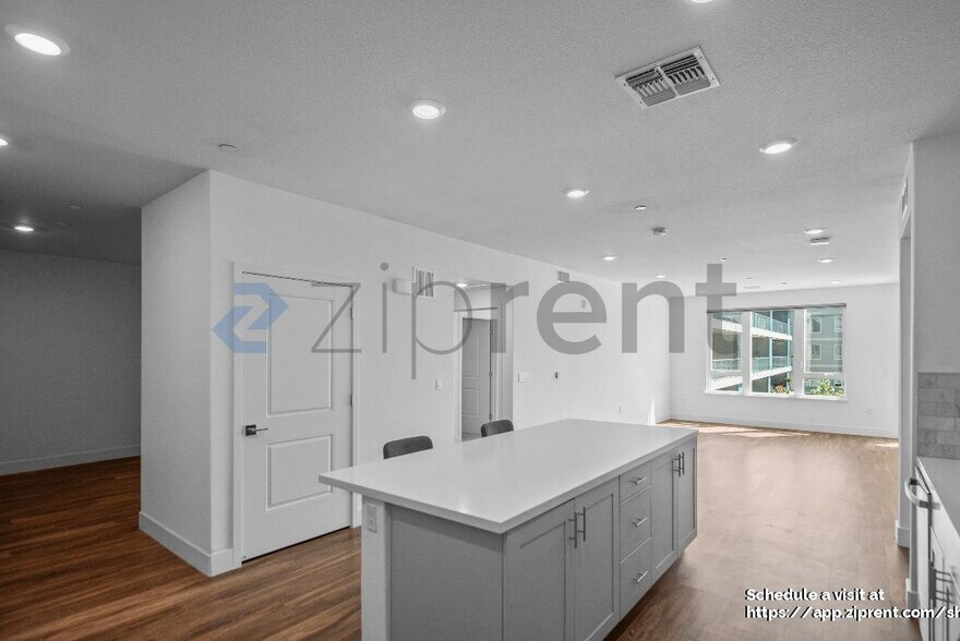 Building Photo - 5925 Charlotte Dr