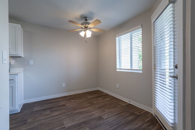 Building Photo - Spacious One Bedroom in Forest Setting! One Month Free!