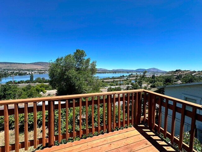 Building Photo - Cute home with a view