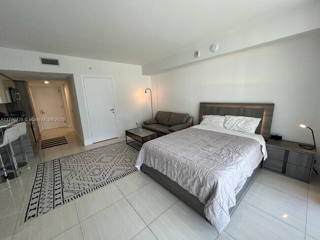 Building Photo - 1300 Brickell Bay Dr