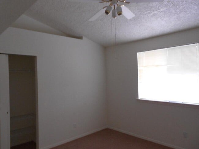 Building Photo - 4 Bedroom, 2.5 Bathroom! Lovely Home in Lo...