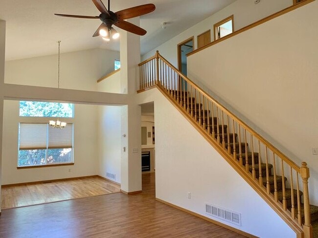 Building Photo - Gorgeous 5 Bedroom 3.5 Bath House with 3 c...