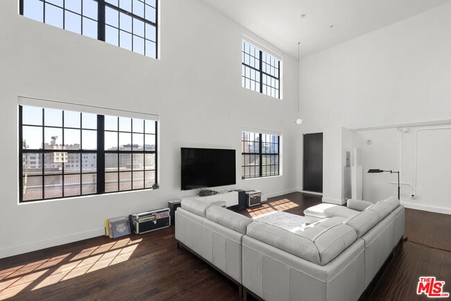 Building Photo - 746 S Los Angeles St