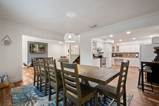 Building Photo - 612 Montezuma Dr
