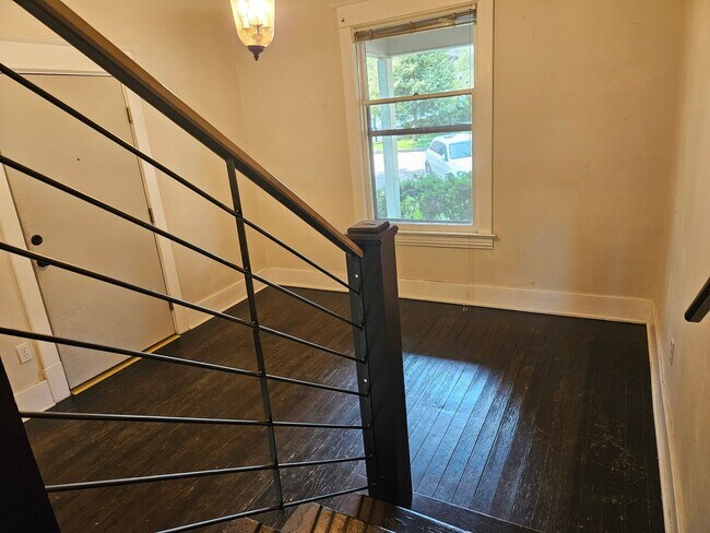 Building Photo - 318-320 W Myrtle