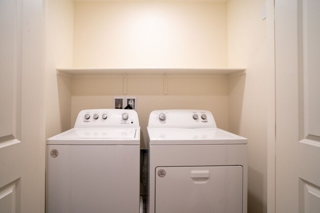 Building Photo - Modern 3-Bedroom, 3-Bathroom Home with Sma...