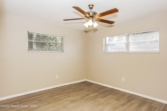 Building Photo - 1165 Sharon Dr