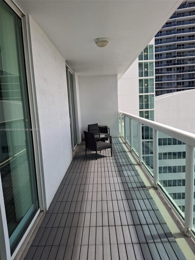 Building Photo - 1800 N Bayshore Dr