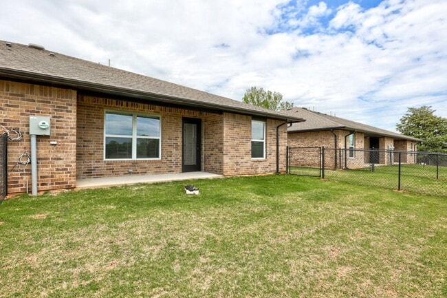 Building Photo - 710 League Cir
