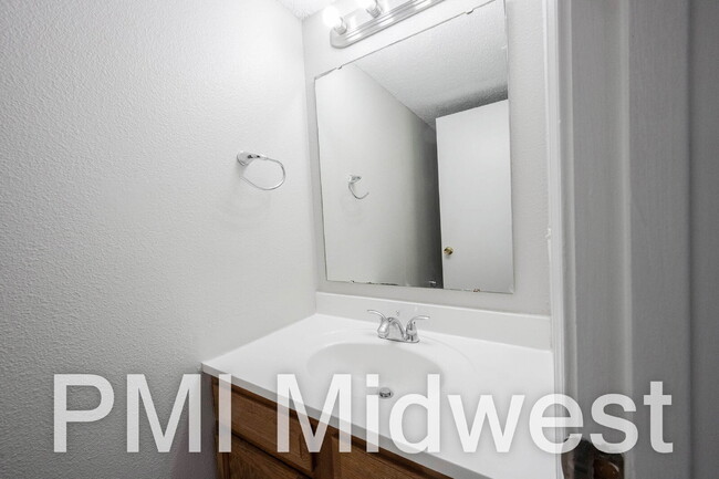 Building Photo - "Charming 4-Bed Family Home with Spacious Layout in Indianapolis!"