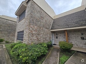 Building Photo - 214 Village N Dr
