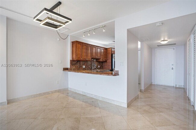 Building Photo - 3375 N Country Club Dr