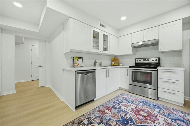 Building Photo - 1390 Tennis Ct Pl
