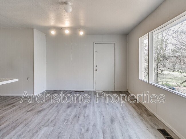Building Photo - 937 N Locust Ln