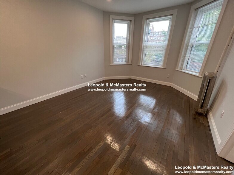 Building Photo - 52 Queensberry St