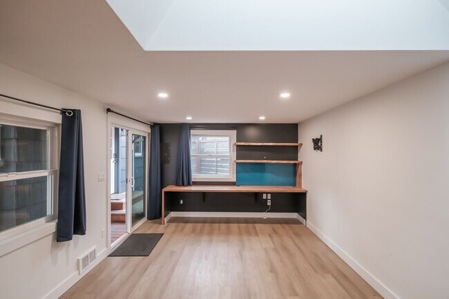 Building Photo - Charming 3-Bed 2 Bath Home with Spectacula...