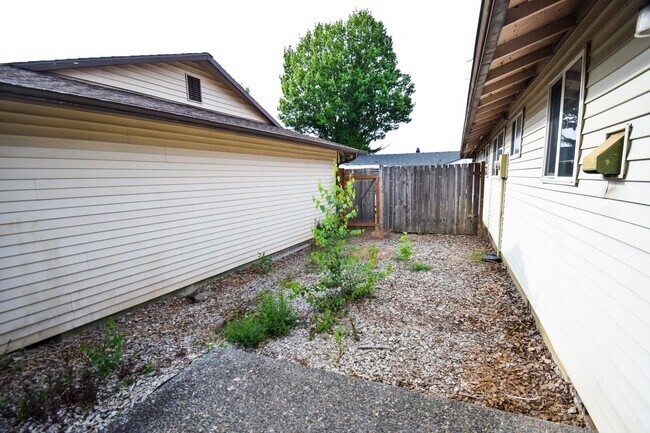 Building Photo - Bright and Spacious 2 Bed 1 Bath APT in NE...
