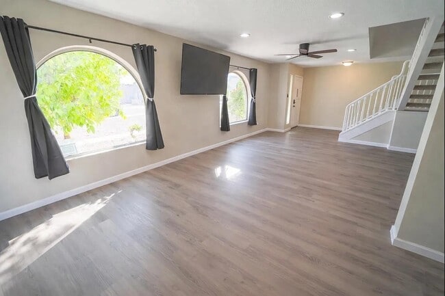 Building Photo - 5046 E Columbine Dr