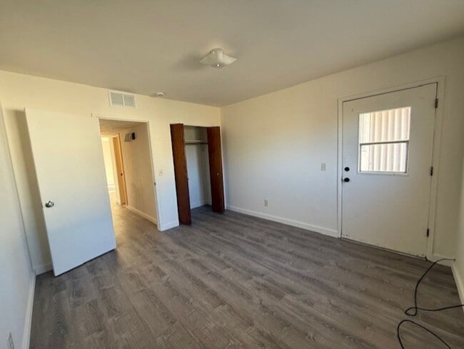 Building Photo - Completely remodeled and beautiful 2 Bedroom apartment available - Contact Property Pros