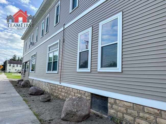 Building Photo - 205 N Maple St