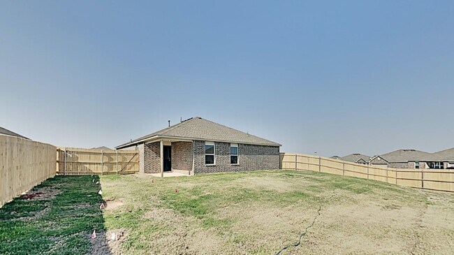 Building Photo - Very Nice 3 Bedroom 2 Bath Home in Yukon S...