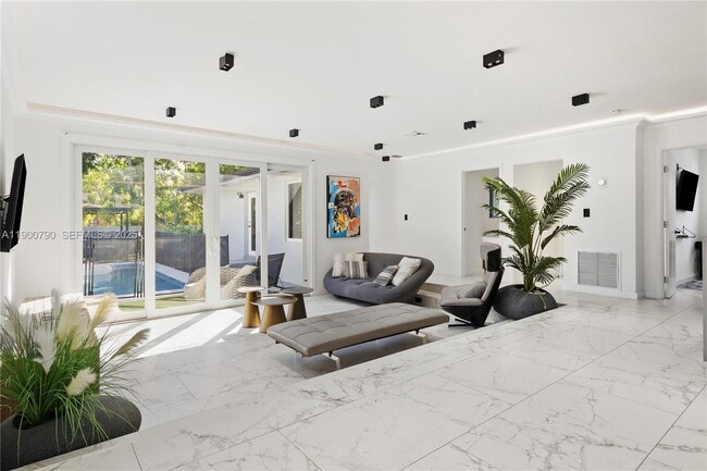 Building Photo - 270 NW 50th St