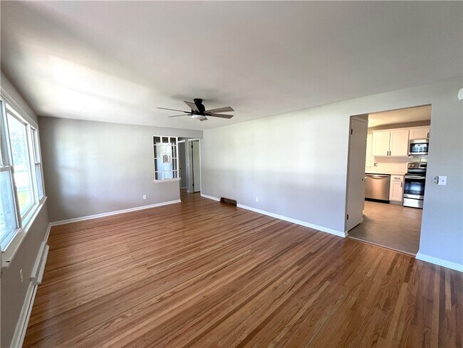 Building Photo - 120 Sunnyside Dr