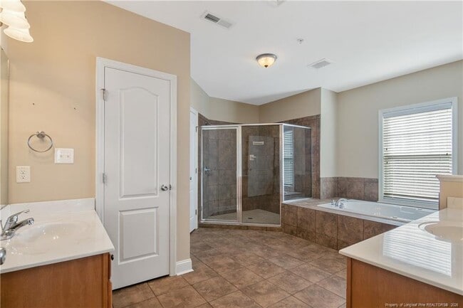 Building Photo - 1611 Bluffside Dr
