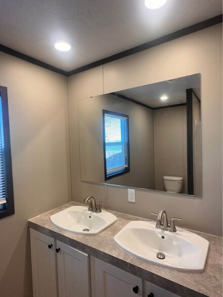 Building Photo - 3200 S Highland Park Dr