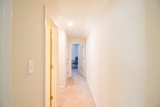 Building Photo - 3 Bedroom 2.5 Bathroom- Built in 2024!