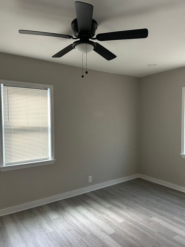 Building Photo - Ready to move in