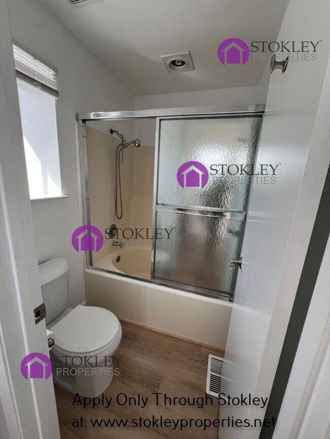 Building Photo - 523 Bustos Pl