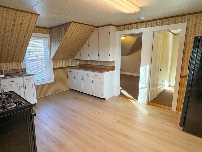 Building Photo - 334 Elm St