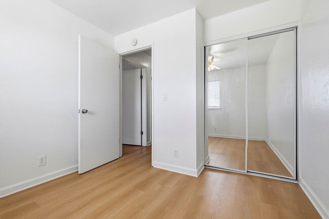 Building Photo - Updated Townhome with Garage!