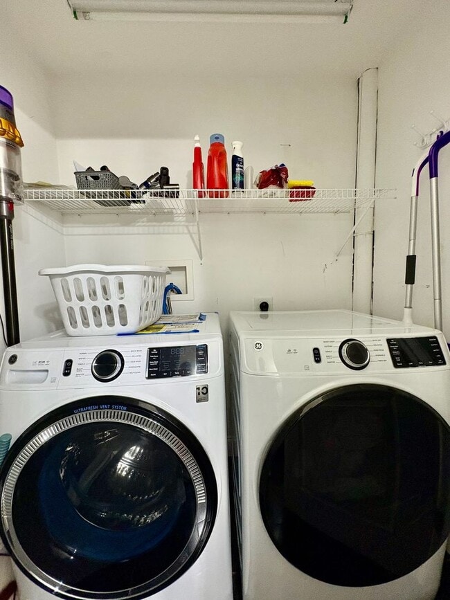 Building Photo - Charming 2-Bedroom Townhouse For Rent in L...