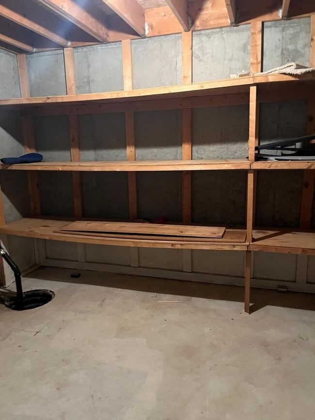 Building Photo - 3 bed 2.5 bath townhome off Bob Billings!