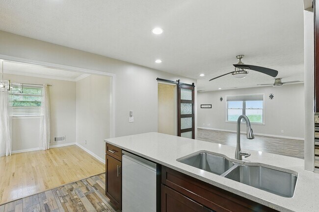 Building Photo - Spacious 4-Bedroom Home for Rent in Desira...