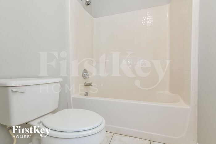 Building Photo - 215 Lobelia Dr