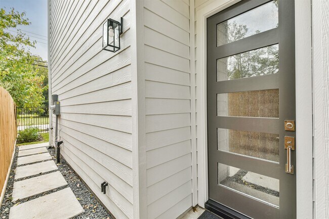 Building Photo - 810 Mansfield St