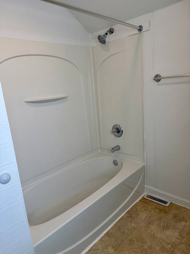 Building Photo - 3 Bed/1.5 Bath House For Rent with 2 Car Garage!