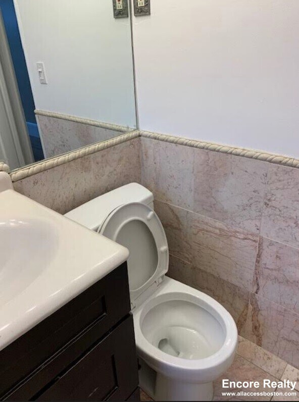 Building Photo - 448 Park Dr