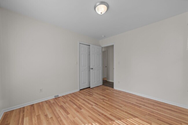 Building Photo - 340 Circle Dr