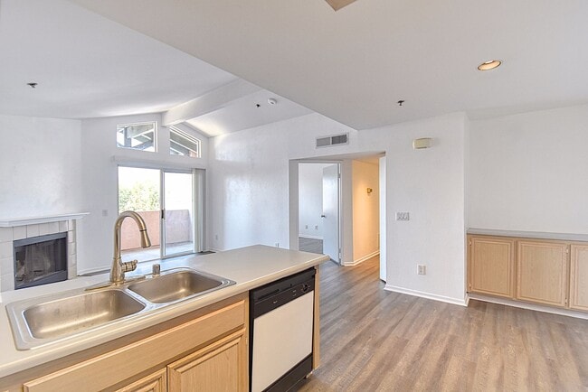 Building Photo - Well-Kept 2 Bedroom Condo with Amazing Views