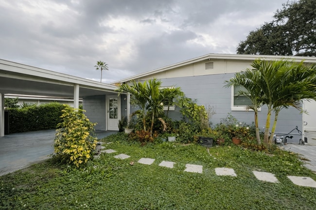 Building Photo - 2615 N Beaumont Ave